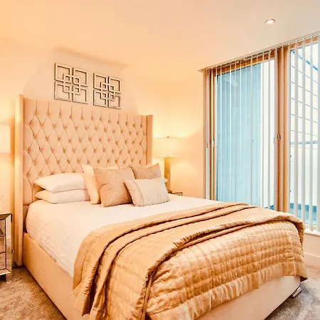 Primedoorstep King Deluxe Centre Apt Balcony View& Free Parking! *