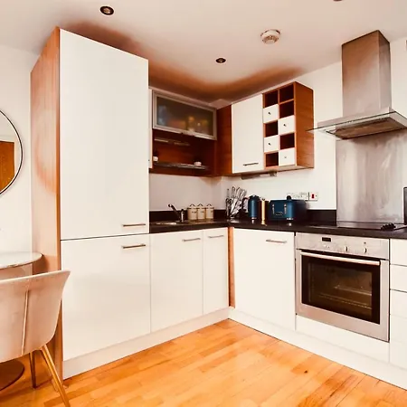 Primedoorstep King Deluxe Centre Apt Balcony View& Free Parking! *